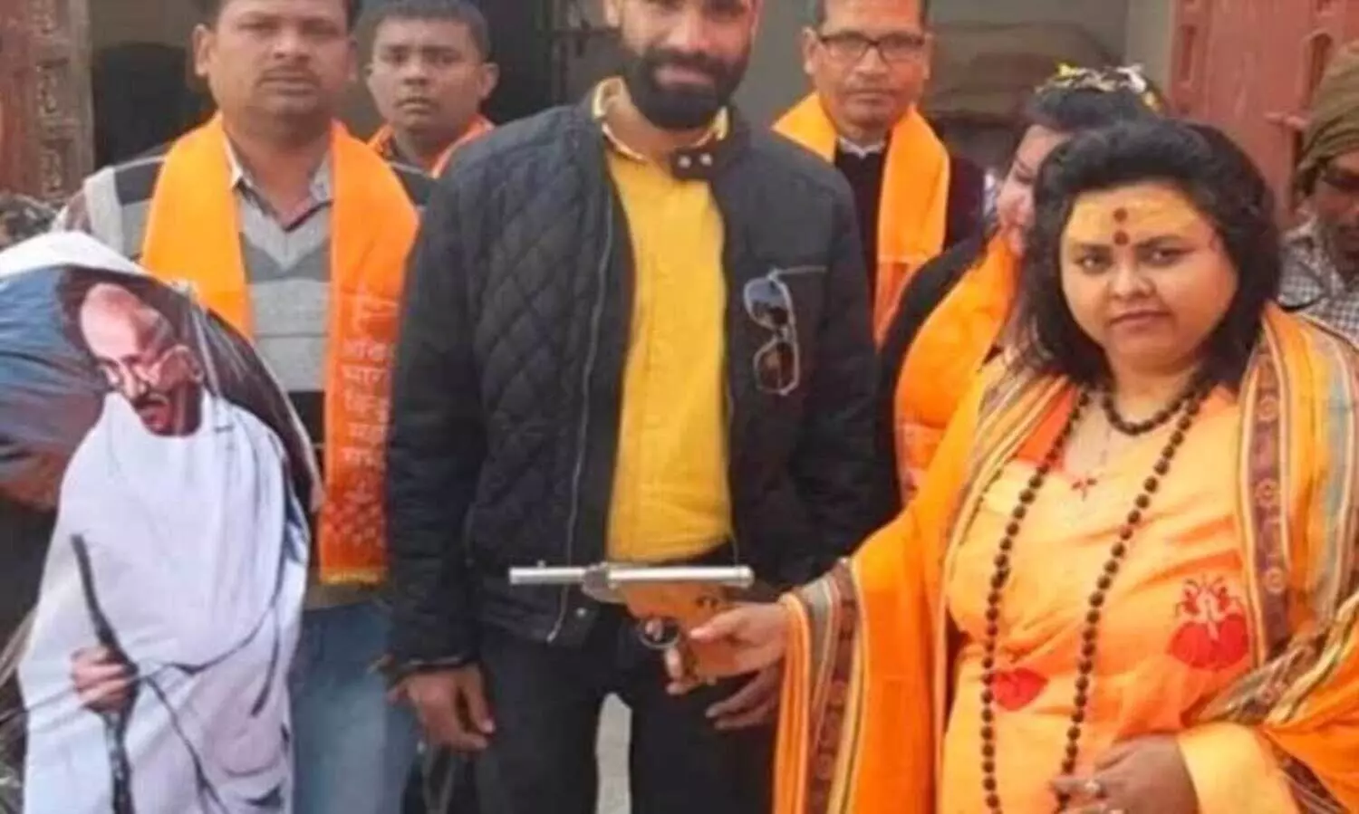 ഗാന്ധിപ്രതിമക്കുനേരെ വെടിയുതിർത്ത ‘ലേഡി ഗോദ്സെ’ കൊലപാതകക്കേസിൽ പ്രതി