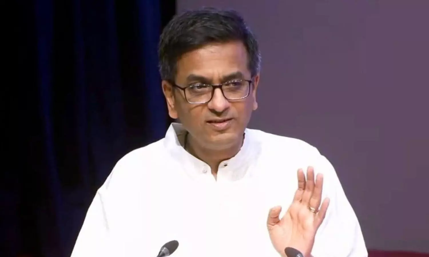 മു​ൻ ചീ​ഫ് ജ​സ്റ്റി​സ് ഡി.​വൈ ച​ന്ദ്ര​ചൂ​ഡി​നെ​തി​രെ ജോ​ൺ ബ്രി​ട്ടാ​സ് എം.​പി