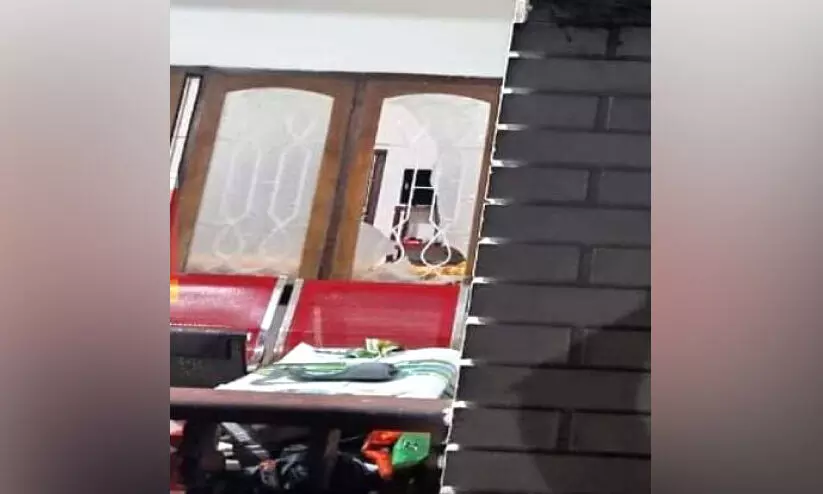 ചെറുകുന്നില് ബി.ജെ.പി നേതാവിന്റെ വീടിനു നേരെ ബോംബേറ് ചെറുകുന്നില് ബി.ജെ.പി നേതാവിന്റെ വീടിനു നേരെ ബോംബേറ്