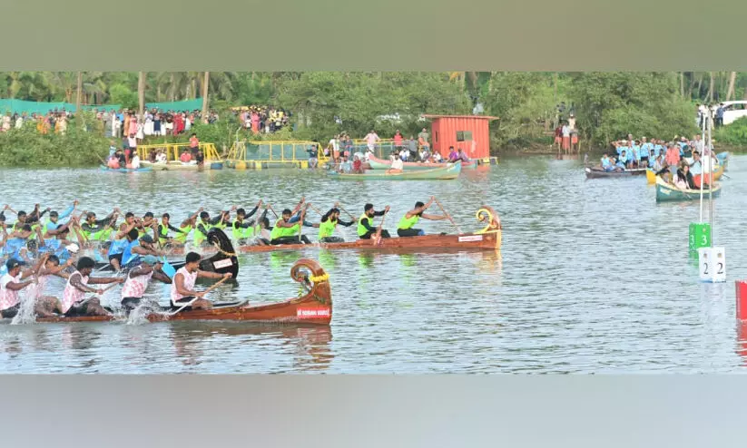 ചാമ്പ്യൻസ് ബോട്ട് ലീഗ്; കപ്പിൽ മുത്തമിട്ട് അഴീക്കോടൻ അച്ചാംതുരുത്തി ചാമ്പ്യൻസ് ബോട്ട് ലീഗ്; കപ്പിൽ മുത്തമിട്ട് അഴീക്കോടൻ അച്ചാംതുരുത്തി