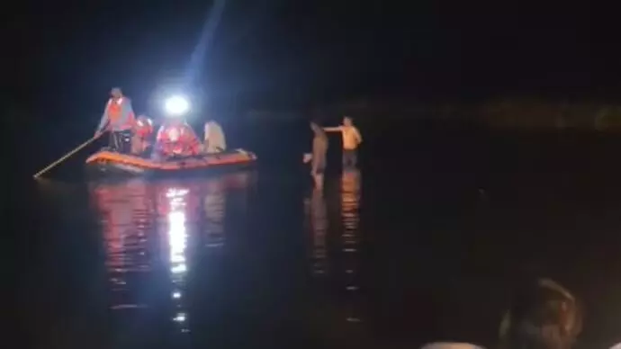 വിജയദശമിക്കിടെ ട്രാക്ടർ നദിയിൽ മറിഞ്ഞ് 11 പേർക്ക് ദാരുണാന്ത്യം; പോകരുതെന്ന് നാട്ടുകാർ വിലക്കിയിട്ടും ഡ്രൈവർ വകവെച്ചില്ലെന്ന്