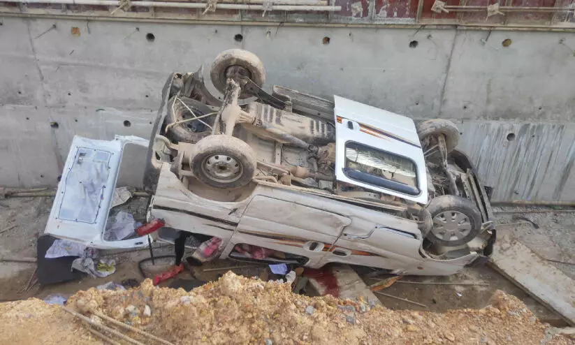 പരിയാരം ഏമ്പേറ്റിൽ വാൻ മറിഞ്ഞ്   ഏഴുപേർക്ക് പരിക്ക് പരിയാരം ഏമ്പേറ്റിൽ വാൻ മറിഞ്ഞ്   ഏഴുപേർക്ക് പരിക്ക്