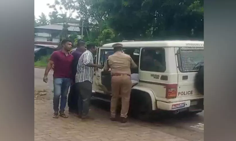 മുഖ്യമന്ത്രിയെ കരിങ്കൊടി കാണിക്കാൻ ശ്രമം; 15 കോൺഗ്രസ് പ്രവർത്തകർ അറസ്റ്റിൽ മുഖ്യമന്ത്രിയെ കരിങ്കൊടി കാണിക്കാൻ ശ്രമം; 15 കോൺഗ്രസ് പ്രവർത്തകർ അറസ്റ്റിൽ