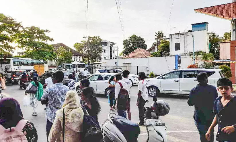 പാർക്കിങ് തോന്നുംവിധം; വൈപ്പിനിൽ ഗതാഗതക്കുരുക്ക്​ ​രൂക്ഷം