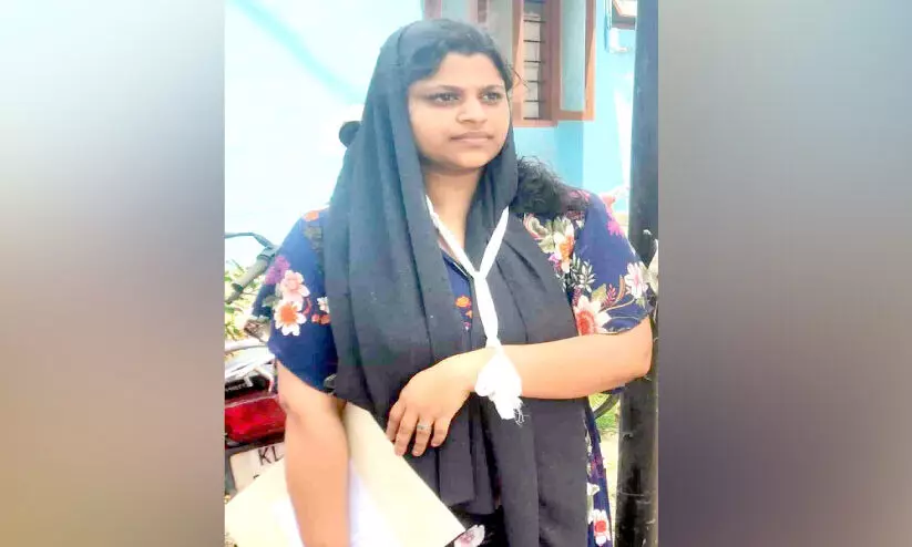 ജില്ല ആശുപത്രിയിൽ കോൺക്രീറ്റ് പാളികൾ അടർന്നു വീണ് രോഗിയുടെ ബന്ധുവിന് പരിക്ക് ജില്ല ആശുപത്രിയിൽ കോൺക്രീറ്റ് പാളികൾ അടർന്നു വീണ് രോഗിയുടെ ബന്ധുവിന് പരിക്ക്