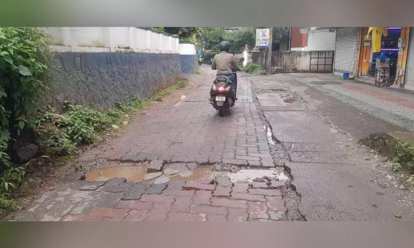 കട്ടകൾ ഇളകിമാറി; യാത്രക്കാർക്ക് ദുരിതം കട്ടകൾ ഇളകിമാറി; യാത്രക്കാർക്ക് ദുരിതം