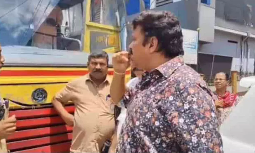 കെ.എസ്.ആർ.ടി.സി ബസ് വഴിയിൽ തടഞ്ഞ് വകുപ്പ് മന്ത്രി; ജീവനക്കാർക്ക് ശകാരം കെ.എസ്.ആർ.ടി.സി ബസ് വഴിയിൽ തടഞ്ഞ് വകുപ്പ് മന്ത്രി; ജീവനക്കാർക്ക് ശകാരം