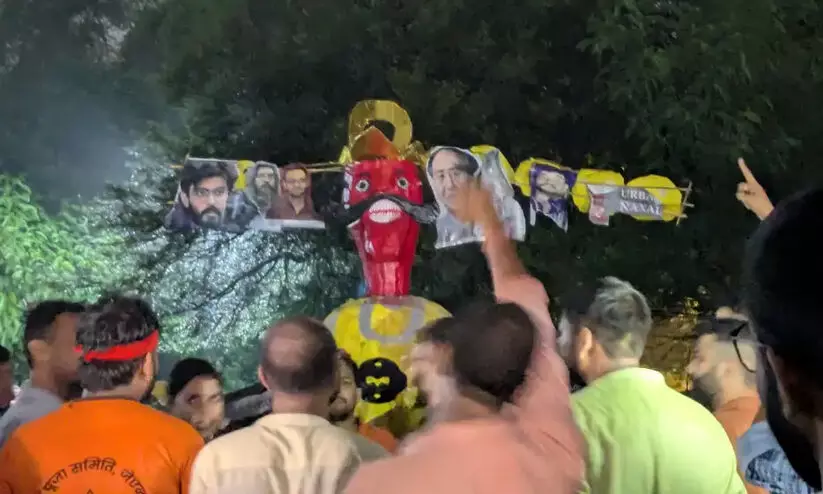 ഉമർ ഖാലിദ്, ഷർജീൽ ഇമാം, ജി.എൻ സായി ബാബയടക്കമുള്ളവരുടെ ചിത്രങ്ങൾ രാവണ തലകളാക്കി തീകൊളുത്തി എ.ബി.വി.പി; ജെ.എൻ.യുവിൽ പ്രതിഷേധം ഉമർ ഖാലിദ്, ഷർജീൽ ഇമാം, ജി.എൻ സായി ബാബയടക്കമുള്ളവരുടെ ചിത്രങ്ങൾ രാവണ തലകളാക്കി തീകൊളുത്തി എ.ബി.വി.പി; ജെ.എൻ.യുവിൽ പ്രതിഷേധം