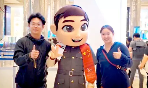 ചൈ​നീ​സ് ദേ​ശീ​യ ദി​ന​ത്തി​ൽ യാ​ത്ര​ക്കാ​ർ​ക്ക് വ​ര​വേ​ൽ​പ്