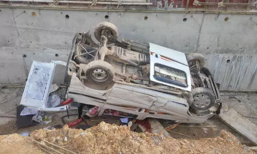 പ​രി​യാ​രം ഏ​മ്പേ​റ്റി​ൽ വാ​ൻ മ​റി​ഞ്ഞ്   ഏ​ഴു​പേ​ർ​ക്ക് പ​രി​ക്ക്