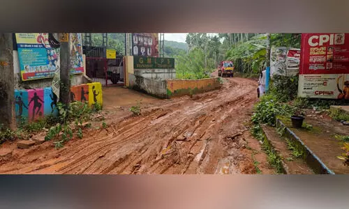 ക​രാ​റു​കാ​ര​ൻ റോ​ഡ് പ​ണി പാ​തി​യി​ൽ ഉ​പേ​ക്ഷി​ച്ചു; പൂ​ർ​ണ ദു​രി​ത​ത്തി​ലാ​യി ഒ​രു നാ​ട്