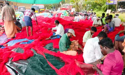 ക​ട​ലി​ൽ ഒ​ഴു​കു​ന്ന ക​ണ്ടെ​യ്ന​റു​ക​ളി​ൽ വ​ല കു​രു​ങ്ങ​ൽ പ​തിവ്; മ​ത്സ്യ​ത്തൊ​ഴി​ലാ​ളി​ക​ൾ​ക്ക് ല​ക്ഷ​ങ്ങ​ളു​ടെ ന​ഷ്ടം