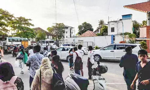 പാർക്കിങ് തോന്നുംവിധം; വൈപ്പിനിൽ ഗതാഗതക്കുരുക്ക്​ ​രൂക്ഷം