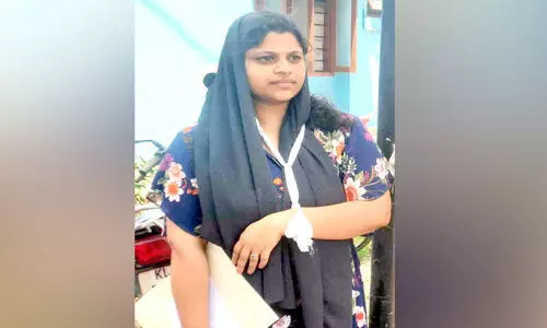 ജില്ല ആശുപത്രിയിൽ കോൺക്രീറ്റ് പാളികൾ അടർന്നു വീണ്​ രോഗിയുടെ ബന്ധുവിന് പരിക്ക്​