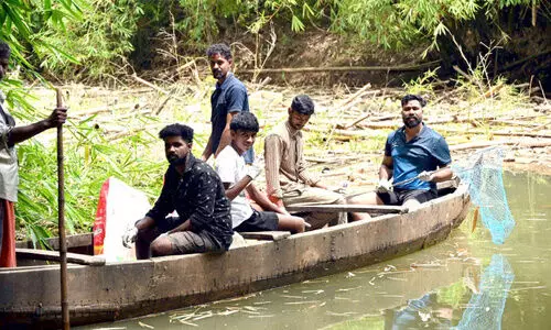 നദിയിൽ നിന്നു സംഭരിച്ച മാലിന്യം ഹരിതകർമ്മ സേന ഏറ്റെടുത്ത ശേഷം ഉപേക്ഷിച്ചതായി പരാതി നദിയിൽ നിന്നു സംഭരിച്ച മാലിന്യം ഹരിതകർമ്മ സേന ഏറ്റെടുത്ത ശേഷം ഉപേക്ഷിച്ചതായി പരാതി