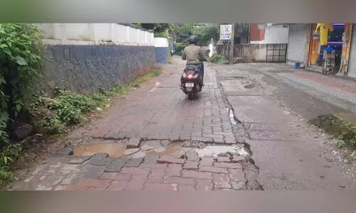 കട്ടകൾ ഇളകിമാറി; യാത്രക്കാർക്ക്​ ദുരിതം