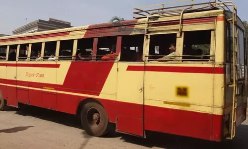 സഹപ്രവർത്തകന് ആദരാഞ്ജലി അർപ്പിക്കാൻ കെ.എസ്.ആർ.ടി.സി ജീവനക്കാർ പോയ ബസിന് വാടക ഈടാക്കിയതായി പരാതി സഹപ്രവർത്തകന് ആദരാഞ്ജലി അർപ്പിക്കാൻ കെ.എസ്.ആർ.ടി.സി ജീവനക്കാർ പോയ ബസിന് വാടക ഈടാക്കിയതായി പരാതി