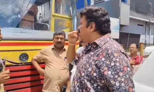 കെ.എസ്.ആർ.ടി.സി ബസ് വഴിയിൽ തടഞ്ഞ് വകുപ്പ് മന്ത്രി; ജീവനക്കാർക്ക് ശകാരം കെ.എസ്.ആർ.ടി.സി ബസ് വഴിയിൽ തടഞ്ഞ് വകുപ്പ് മന്ത്രി; ജീവനക്കാർക്ക് ശകാരം