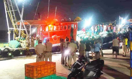 മത്സ്യബന്ധന ബോട്ടിൽ ഉന്നത പൊലീസ് സംഘത്തിന്‍റെ മിന്നൽ പരിശോധന