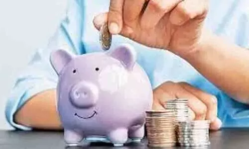 പ്രൊവിഡന്റ് ഫണ്ടോ എൻ.എസ്.സി നിക്ഷേപമോ അല്ല; ഉയർന്ന റിട്ടേൺ തരുന്ന ഈ ചെറിയ സേവിങ്സ് സ്കീമിനെക്കുറിച്ചറിയാം പ്രൊവിഡന്റ് ഫണ്ടോ എൻ.എസ്.സി നിക്ഷേപമോ അല്ല; ഉയർന്ന റിട്ടേൺ തരുന്ന ഈ ചെറിയ സേവിങ്സ് സ്കീമിനെക്കുറിച്ചറിയാം