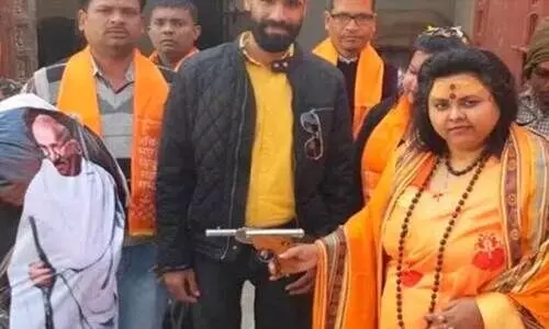 ഗാന്ധിപ്രതിമക്കുനേരെ വെടിയുതിർത്ത ‘ലേഡി ഗോദ്സെ’ കൊലപാതകക്കേസിൽ പ്രതി