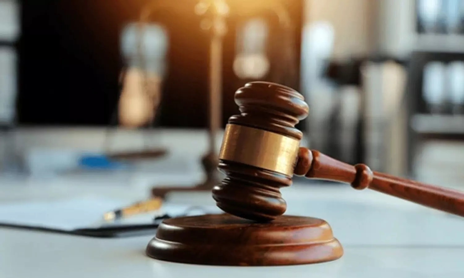 അനുമതിയില്ലാതെ യുവതിയുടെ ചിത്രം പകര്‍ത്തി; 30,000 ദിര്‍ഹം പിഴ