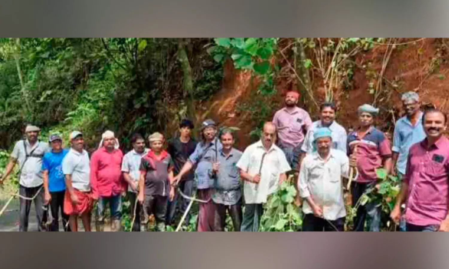 അധികൃതർ അവഗണിച്ചു; നാട്ടുകാർ റോഡ്​ നന്നാക്കി
