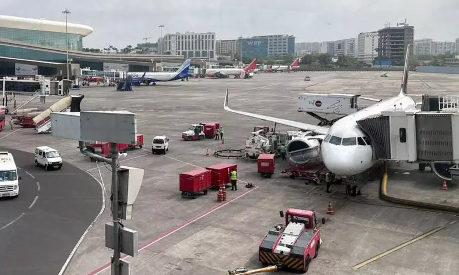 റദ്ദാക്കിയത് നൂറിലേറെ വിമാനങ്ങൾ; പെരുവഴിയിലായത് 36,362 യാത്രക്കാർ