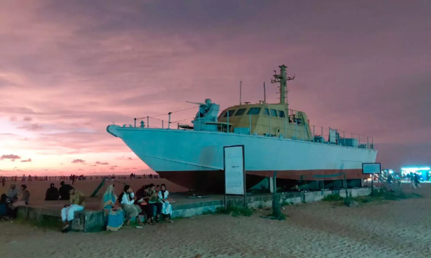 ആലപ്പുഴ ബീച്ചിൽ നങ്കൂരമിട്ട ‘യുദ്ധക്കപ്പൽ’ അനാഥം