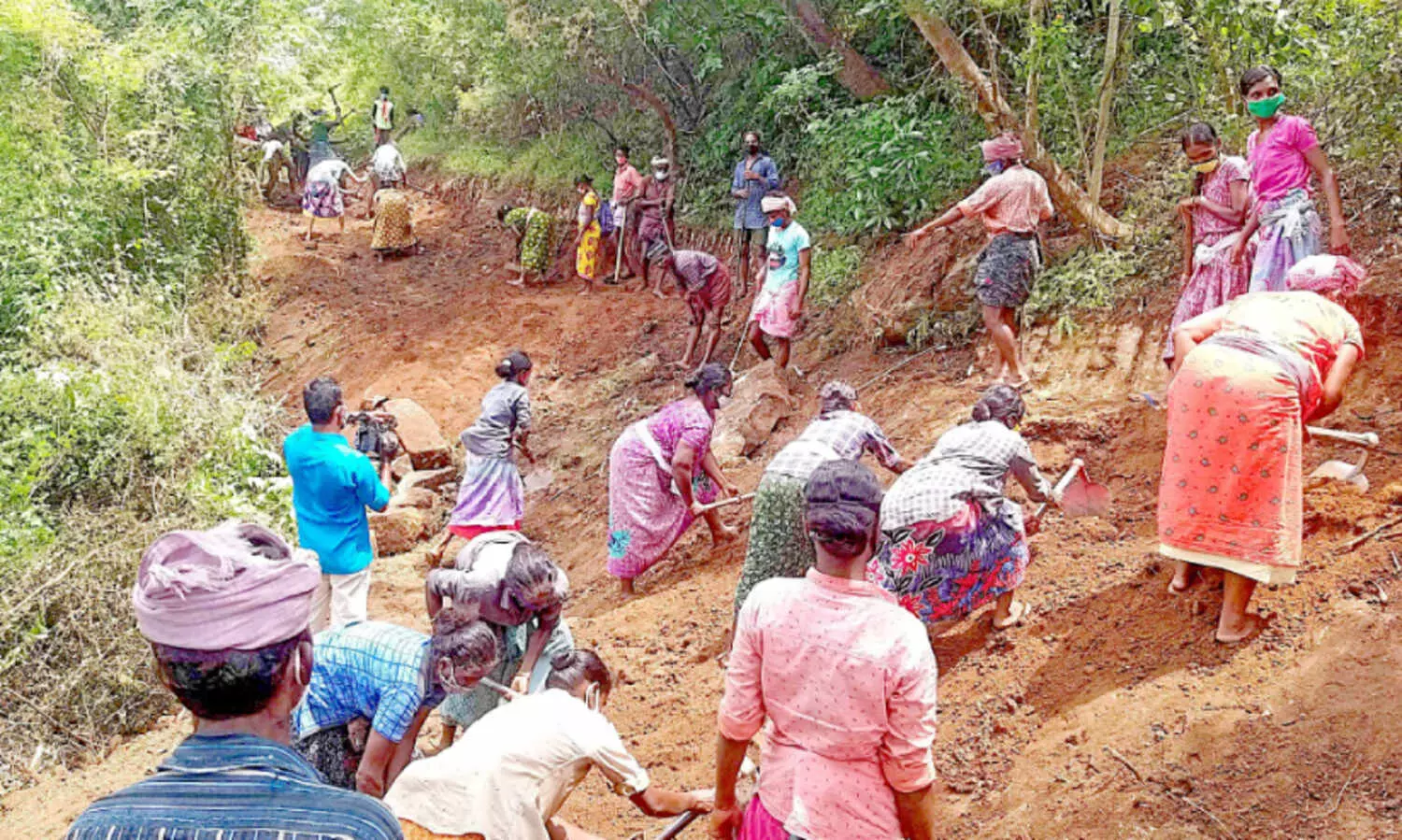 പ​റ​മ്പി​ക്കു​ളം-​തേ​ക്ക​ടി-​ചെ​മ്മ​ണാ​മ്പ​തി വ​ന​പാ​ത പൂ​ർ​ത്തി​യാ​യി​ല്ല