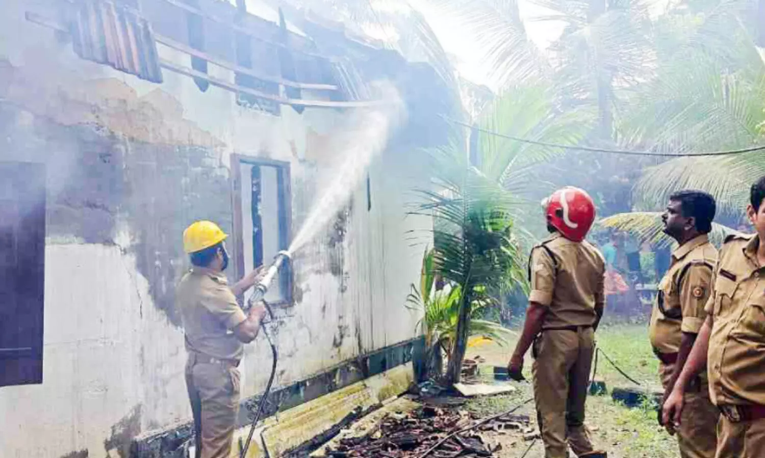 ഇടക്കൊച്ചിയിൽ വീട് കത്തിനശിച്ചു