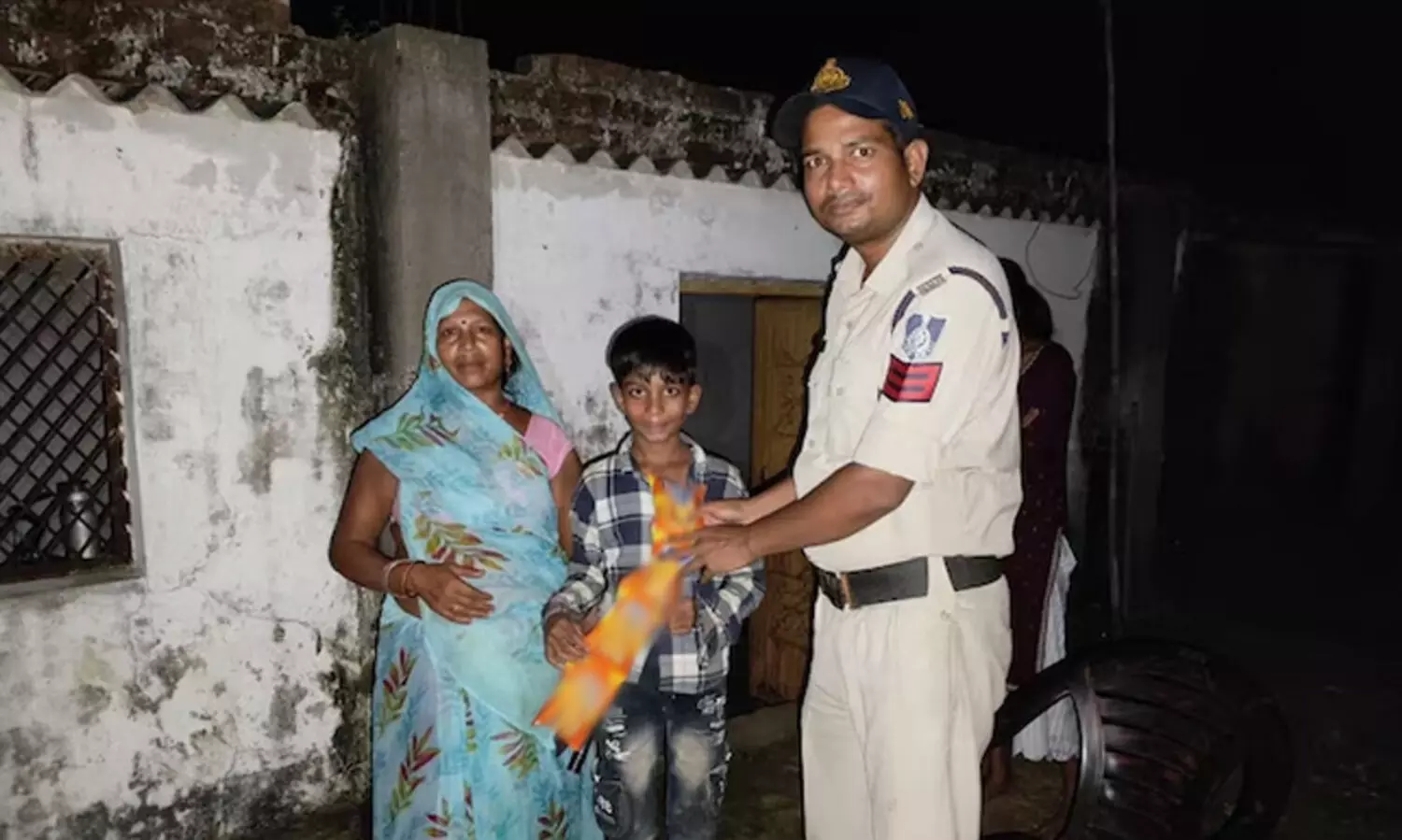 പഫ്കോൺ വാങ്ങാൻ പണം ചോദിച്ചതിന് അമ്മ തല്ലി; പൊലീസിനെ വിളിച്ച് എട്ടു​വയസ്സുകാരൻ, പ്രശ്നം ‘പരിഹരിച്ച്’ നിയമപാലകർ