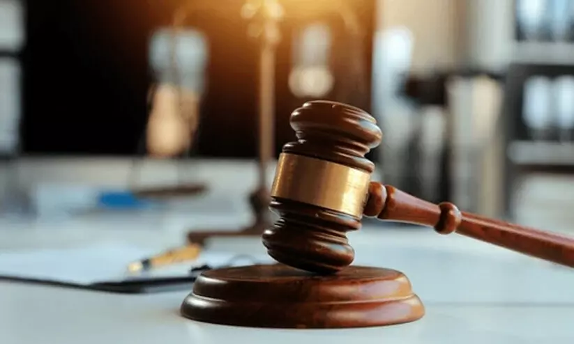 അനുമതിയില്ലാതെ യുവതിയുടെ ചിത്രം പകര്ത്തി; 30,000 ദിര്ഹം പിഴ അനുമതിയില്ലാതെ യുവതിയുടെ ചിത്രം പകര്ത്തി; 30,000 ദിര്ഹം പിഴ