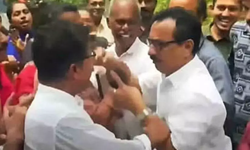 എം.എൽ.എയെ കൈയേറ്റംചെയ്ത സംഭവം   10 പേർക്ക് പൊലീസ് നോട്ടീസ് എം.എൽ.എയെ കൈയേറ്റംചെയ്ത സംഭവം   10 പേർക്ക് പൊലീസ് നോട്ടീസ്