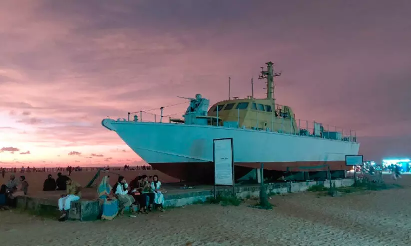 ആലപ്പുഴ ബീച്ചിൽ നങ്കൂരമിട്ട ‘യുദ്ധക്കപ്പൽ’ അനാഥം ആലപ്പുഴ ബീച്ചിൽ നങ്കൂരമിട്ട ‘യുദ്ധക്കപ്പൽ’ അനാഥം