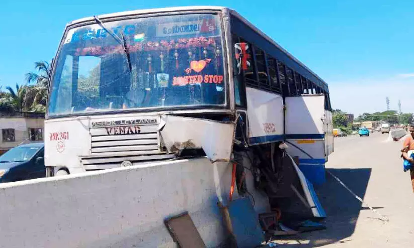 ബസ് ഡിവൈഡറിൽ ഇടിച്ചുകയറി യാത്രക്കാർക്ക് പരിക്ക്