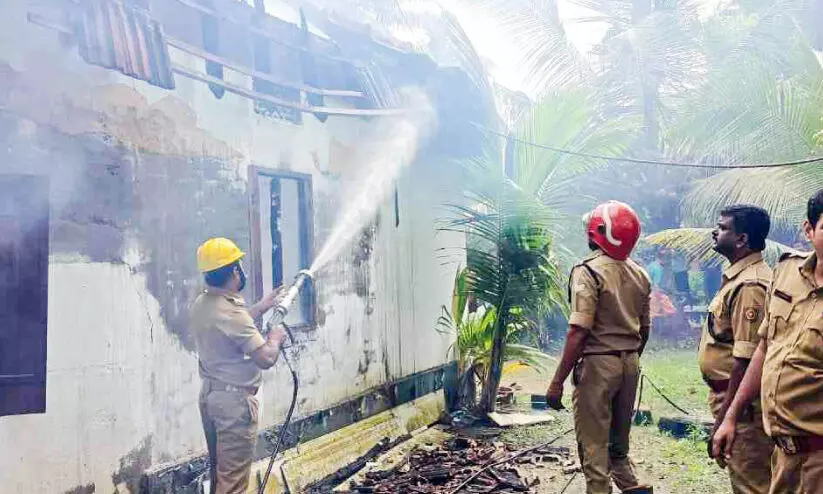 ഇടക്കൊച്ചിയിൽ വീട് കത്തിനശിച്ചു