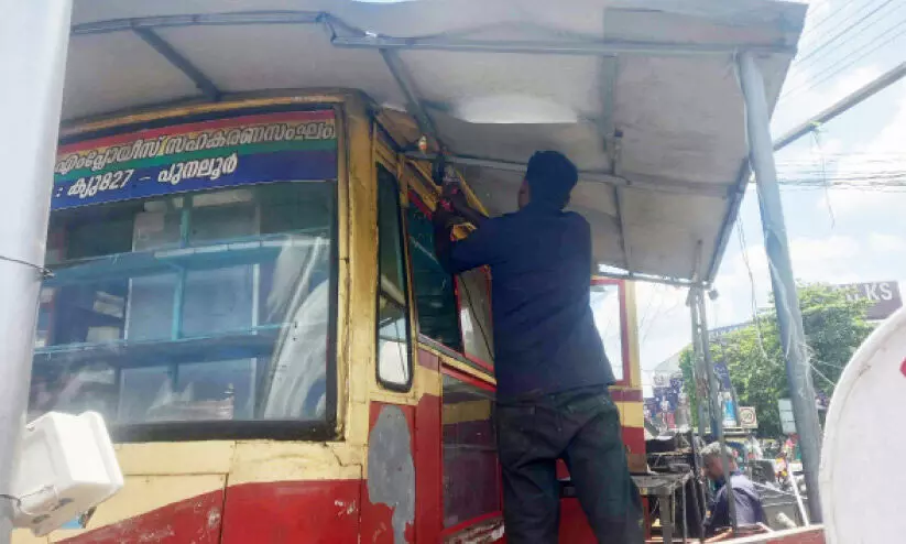 പുനലൂർ ബസ് സ്റ്റാൻഡിലെ ലഘുഭക്ഷണശാല പൊളിച്ചുമാറ്റി പുനലൂർ ബസ് സ്റ്റാൻഡിലെ ലഘുഭക്ഷണശാല പൊളിച്ചുമാറ്റി