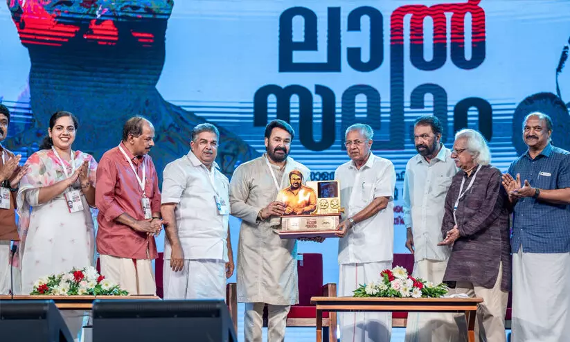 വൈകാരിക ഭാരത്തെ മറച്ചുപിടിക്കാൻ അഭിനയശേഷിക്ക് കഴിയുന്നില്ല; തനിക്ക് ലഭിച്ച പുരസ്കാരങ്ങൾ കേരളത്തിനും അവകാശപ്പെട്ടത് -മോഹൻലാൽ വൈകാരിക ഭാരത്തെ മറച്ചുപിടിക്കാൻ അഭിനയശേഷിക്ക് കഴിയുന്നില്ല; തനിക്ക് ലഭിച്ച പുരസ്കാരങ്ങൾ കേരളത്തിനും അവകാശപ്പെട്ടത് -മോഹൻലാൽ