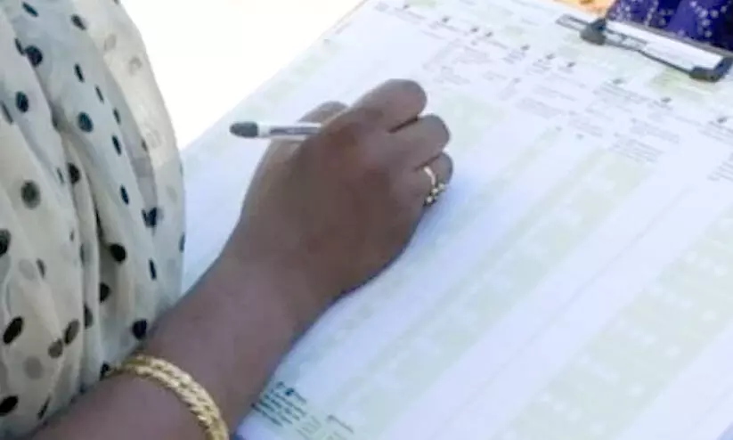 സർവേക്ക് എത്തിയ മുസ്ലിം അധ്യാപികക്ക് അധിക്ഷേപം; എന്തിനാണ് ഹിന്ദു വീടുകളിൽ വരുന്നതെന്ന് ചോദ്യം സർവേക്ക് എത്തിയ മുസ്ലിം അധ്യാപികക്ക് അധിക്ഷേപം; എന്തിനാണ് ഹിന്ദു വീടുകളിൽ വരുന്നതെന്ന് ചോദ്യം