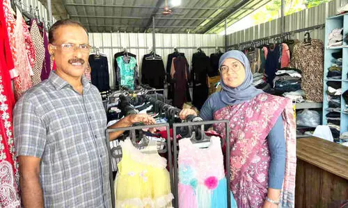 പണമില്ലാത്തവർക്ക് വസ്ത്രങ്ങൾ സ്വന്തമാക്കി മടങ്ങാം; ഈ ഡ്രസ് ബാങ്ക് വിജയചരിതമെഴുതുന്നു പണമില്ലാത്തവർക്ക് വസ്ത്രങ്ങൾ സ്വന്തമാക്കി മടങ്ങാം; ഈ ഡ്രസ് ബാങ്ക് വിജയചരിതമെഴുതുന്നു
