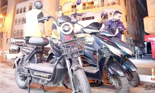 റോ​ഡു​ക​ളി​ൽ ഇ​ല​ക്ട്രി​ക് സ്‌​കൂ​ട്ട​റു​ക​ൾ​ക്ക് നി​രോ​ധ​നം; നി​യ​മ​ലം​ഘ​ക​ർ​ക്കെ​തി​രെ ന​ട​പ​ടി ശ​ക്ത​മാ​ക്കി ട്രാ​ഫി​ക് ഡ​യ​റ​ക്ട​റേ​റ്റ്