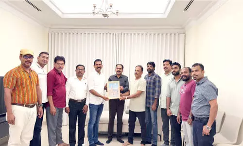 വാ​ഹി​ദ് തി​രൂ​രി​ന് യാ​ത്ര​യ​യ​പ്പ് ന​ൽ​കി