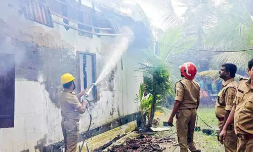 ഇടക്കൊച്ചിയിൽ വീട് കത്തിനശിച്ചു