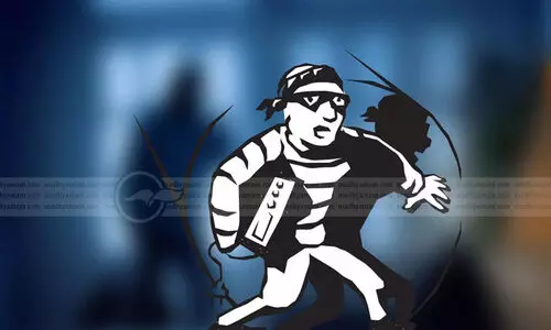 ആ​ഭ​ര​ണ നി​ർ​മാ​ണ ശാ​ല​യു​ടെ ജ​ന​ൽ ത​ക​ർ​ത്ത് സ്വ​ർ​ണ​വും വെ​ള്ളി​യും മോഷ്ടിച്ചു