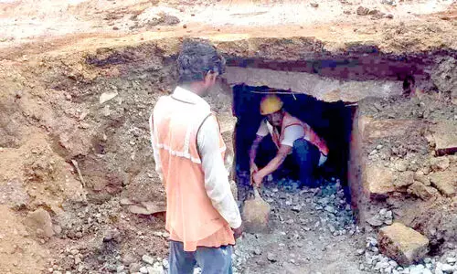 പെരുമ്പിലാവിൽ കാന നിർമാണം അശാസ്ത്രീയമെന്ന് വ്യാപാരികൾ; നിർമാണം നിർത്തിവെച്ചു പെരുമ്പിലാവിൽ കാന നിർമാണം അശാസ്ത്രീയമെന്ന് വ്യാപാരികൾ; നിർമാണം നിർത്തിവെച്ചു