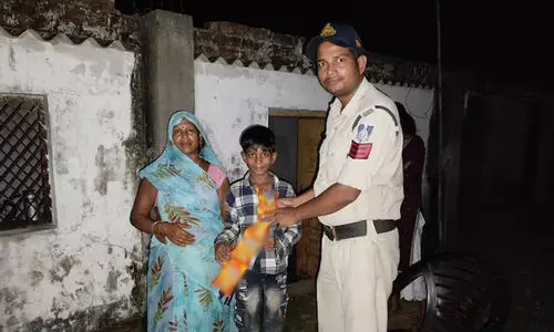 പഫ്കോൺ വാങ്ങാൻ പണം ചോദിച്ചതിന് അമ്മ തല്ലി; പൊലീസിനെ വിളിച്ച് എട്ടു​വയസ്സുകാരൻ, പ്രശ്നം ‘പരിഹരിച്ച്’ നിയമപാലകർ