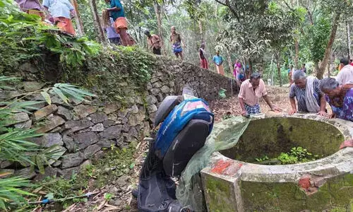 സ്കൂട്ടർ നിയന്ത്രണം വിട്ട് റോഡരികിലെ താഴ്ചയിലേക്ക് മറിഞ്ഞു, അമ്മയും മകനും കിണറ്റിൽ വീണു