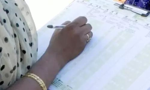 സർവേക്ക് എത്തിയ മുസ്ലിം അധ്യാപികക്ക് അധിക്ഷേപം; എന്തിനാണ് ഹിന്ദു വീടുകളിൽ വരുന്നതെന്ന് ചോദ്യം സർവേക്ക് എത്തിയ മുസ്ലിം അധ്യാപികക്ക് അധിക്ഷേപം; എന്തിനാണ് ഹിന്ദു വീടുകളിൽ വരുന്നതെന്ന് ചോദ്യം