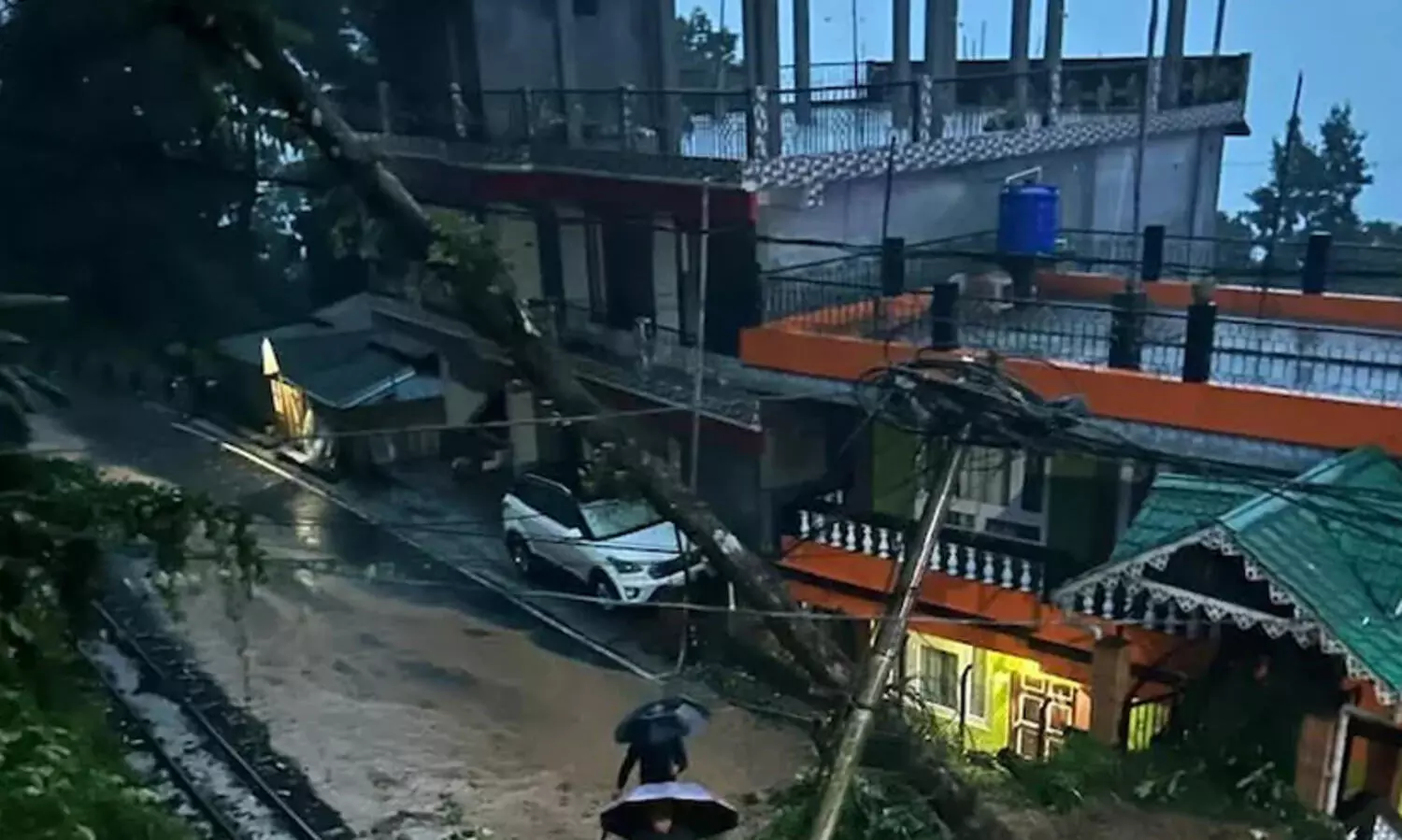 ശക്തമായ മഴയിലും മണ്ണിടിച്ചിലിലും ഡാർജിലിങിൽ 9 മരണം; റോഡുകൾ തകർന്ന് ഗതാഗത തടസ്സം